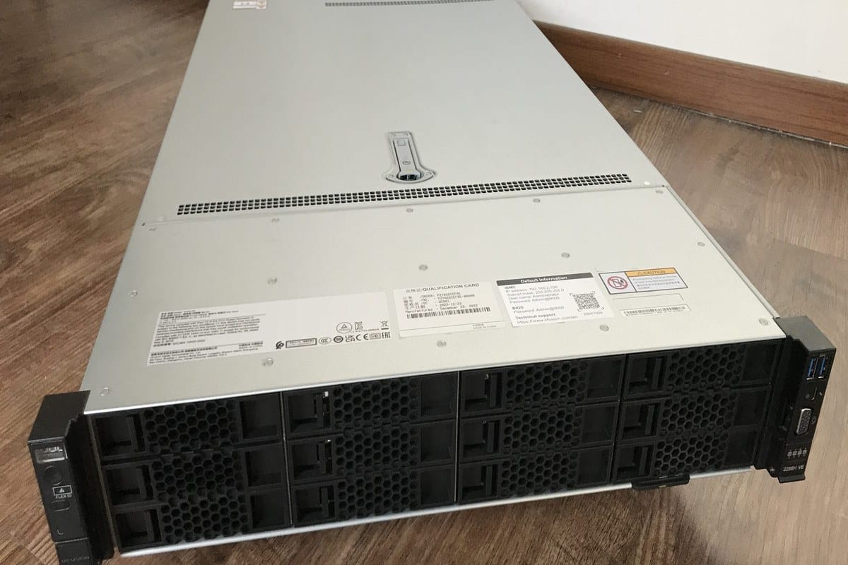 Front of xFusion 2288H V6 with drive bays and ear panels