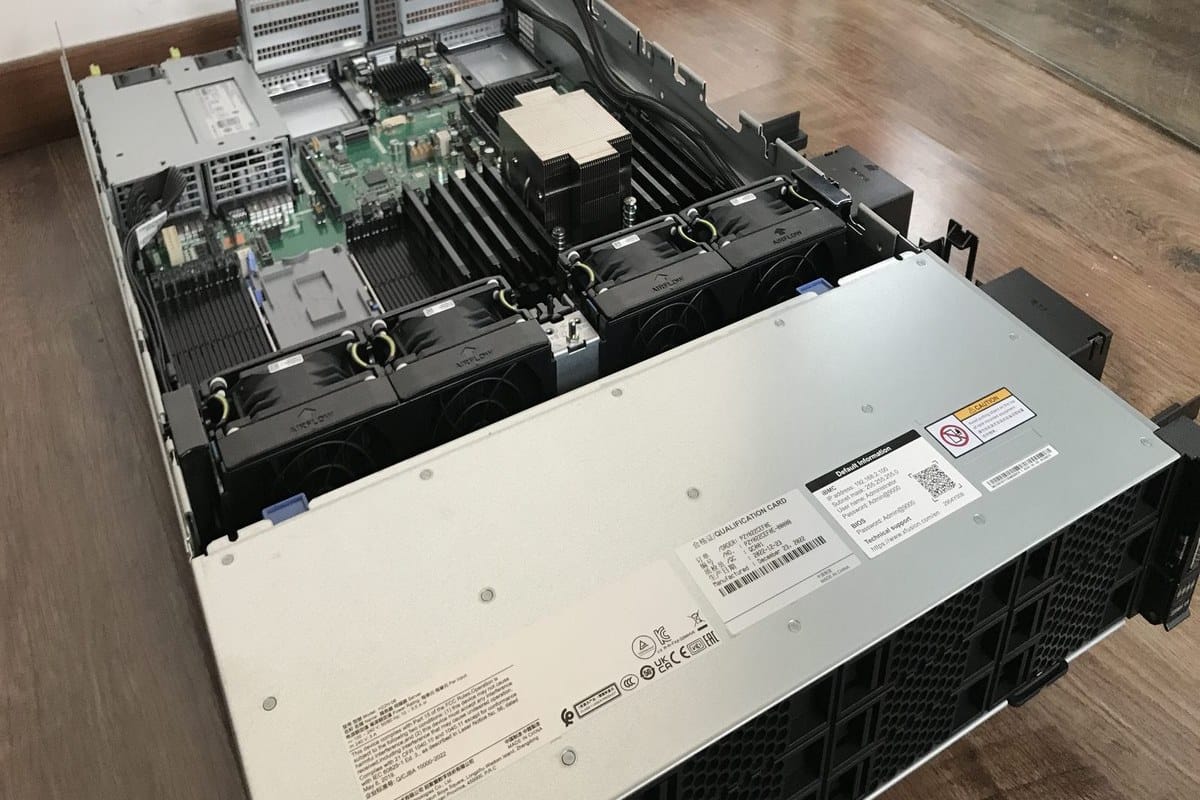 Inside the xFusion 2288H V6 showing CPU heatsink, DIMM slots, fan wall and risers