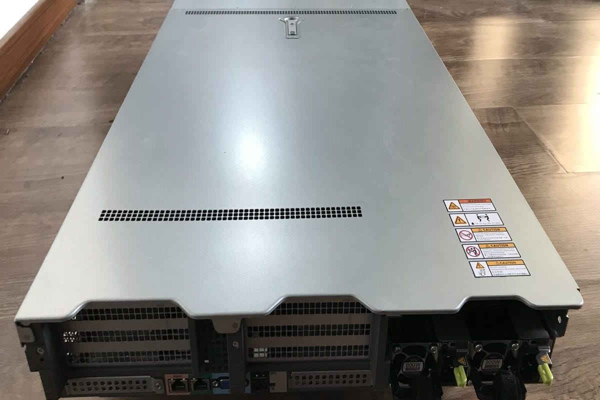 Rear of xFusion 2288H V6 with two 900W PSUs, PCIe slots and management ports