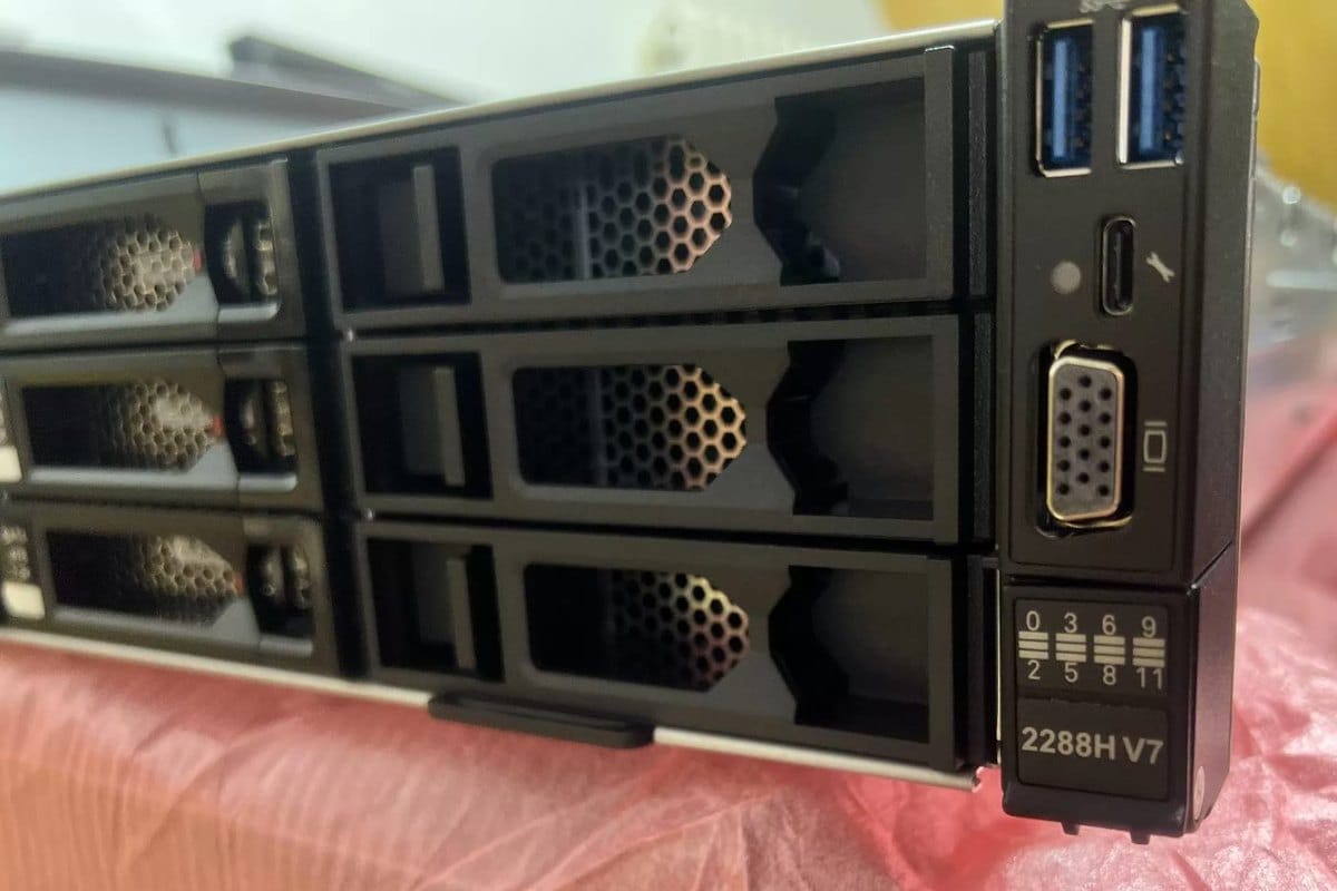 Front control panel of the xFusion 2288H V7 showing USB 3.0 ports, VGA connector, diagnostic LEDs and the 2288H V7 nameplate