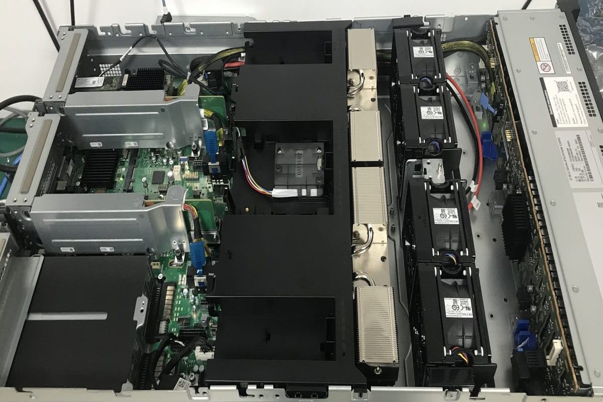 Inside the xFusion 2288H V7 with dual processors, DDR5 DIMM banks, RAID battery and hot-swap fan modules