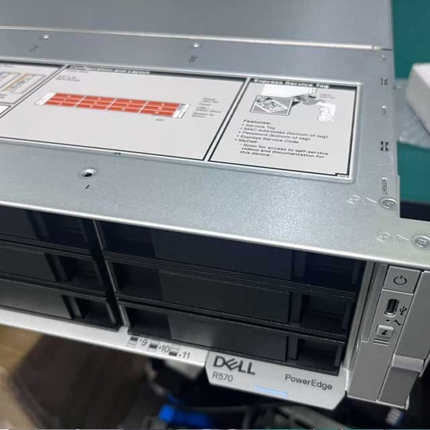 Dell PowerEdge R570 front badge with model name
