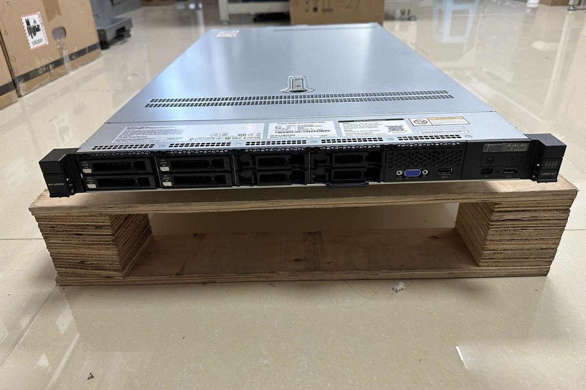 FusionServer 1288H V7 front hot-swap drive bays