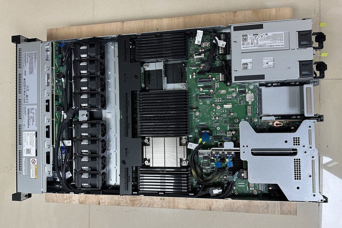 Inside the xFusion FusionServer 1288H V7 1U chassis
