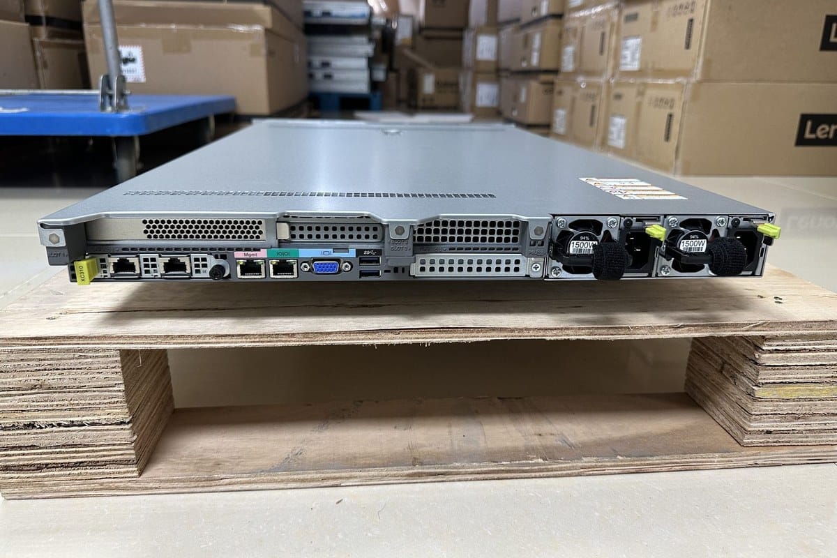 FusionServer 1288H V7 rear I/O and redundant power supplies
