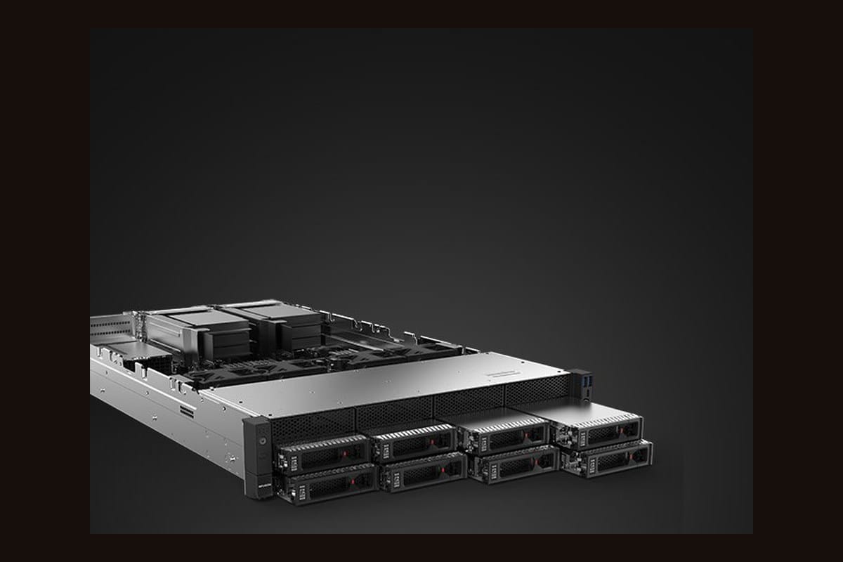 xFusion 2258H V8 storage backplane and hot-swap drive bays