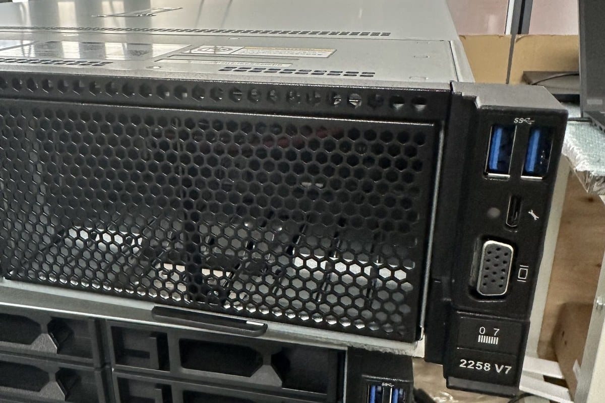 FusionServer 2258 V7 front honeycomb bezel with USB, VGA and status panel