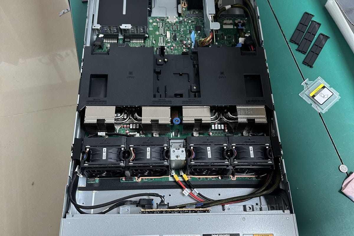 Inside the FusionServer 2258 V7 chassis with dual CPU heatsinks, DIMM banks and fan wall