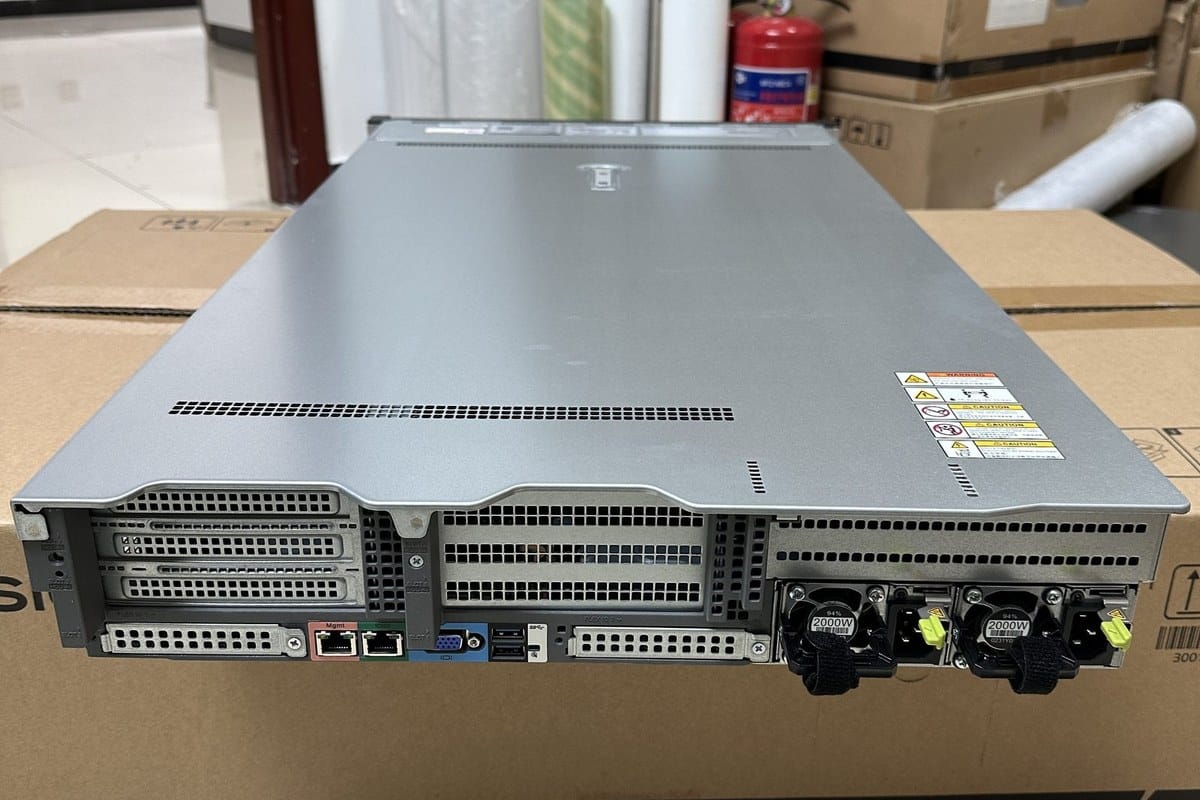 FusionServer 2258 V7 rear I/O panel and dual 2000W power supplies